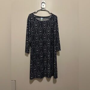 Midi touch express loose dress with geometrical designs on it.